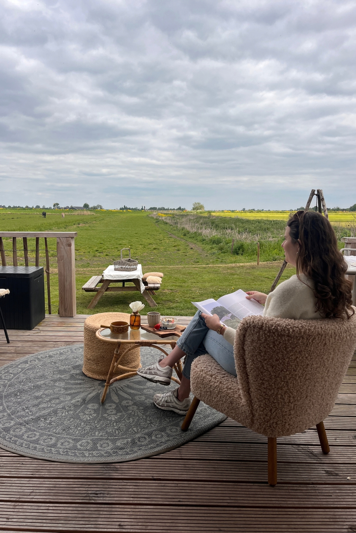 Solo reiziger geniet van uitzicht Smuk Recreatie Friesland